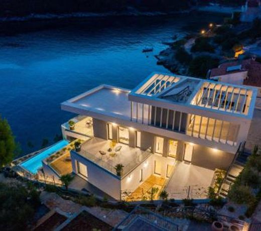 Beachfront Villa Extravaganza with Infinity Pool
