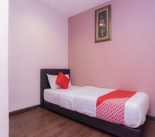 OYO 44026 98 Hotel