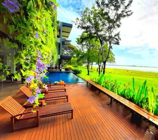 The Lake Forest Hotel