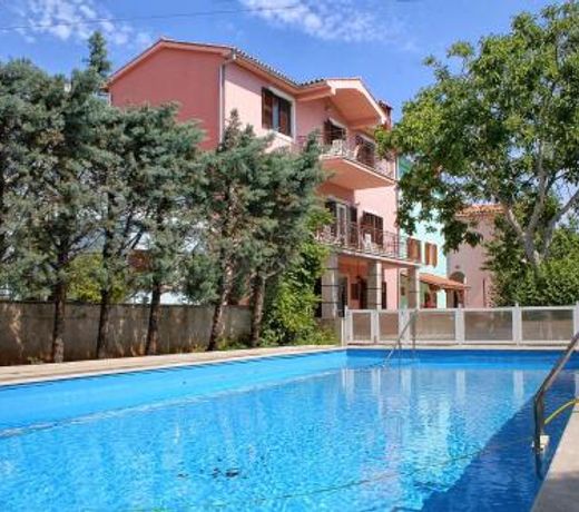 Family friendly apartments with a swimming pool Krnica, Marcana - 3029