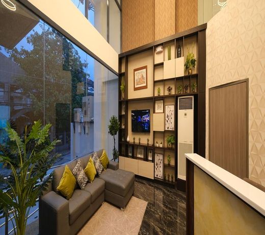 Griffin Hotel and Suites