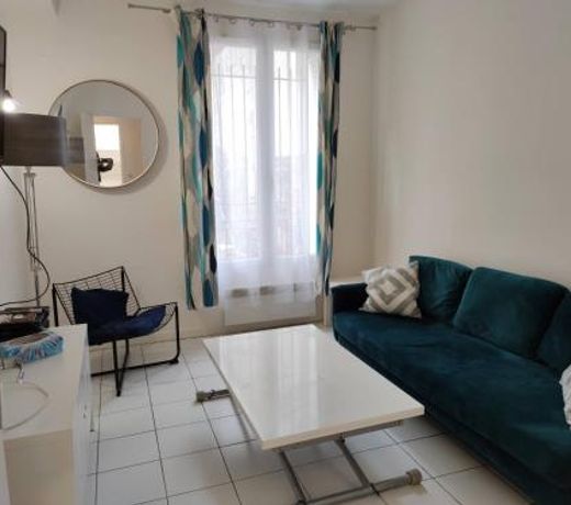 Modern 1 bedroom apartment near the metro.