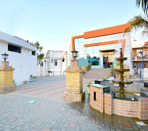 OYO 39889 Palace Plaza