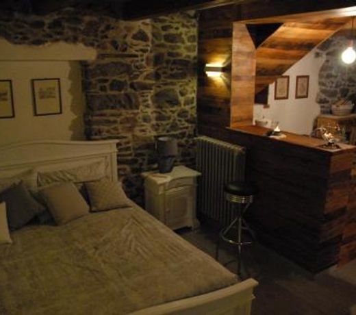 Chalet in pietra e legno con caminetto