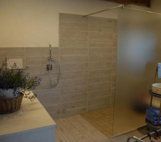 Chalet in pietra e legno con caminetto