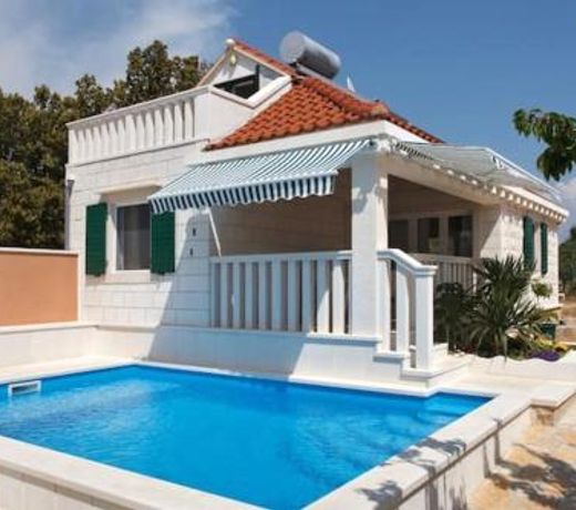 2 bedrooms villa with sea view private pool and jacuzzi at Pucisca