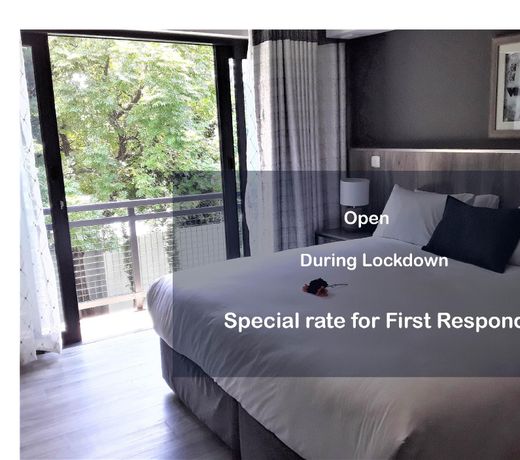 La Orchard Hotel