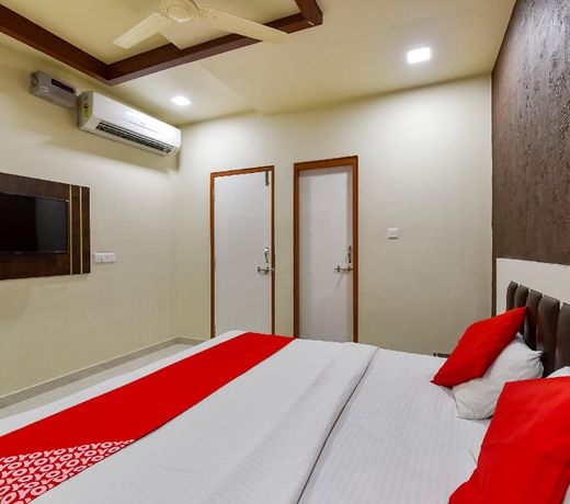 OYO 69067 Jagmohan Hotel