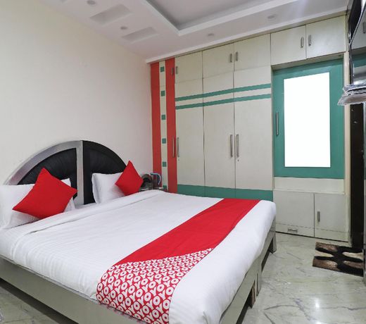 OYO 43033 Superb Stay