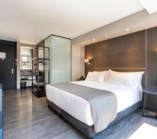 Ola Santiago Providencia, Tapestry Collection by Hilton
