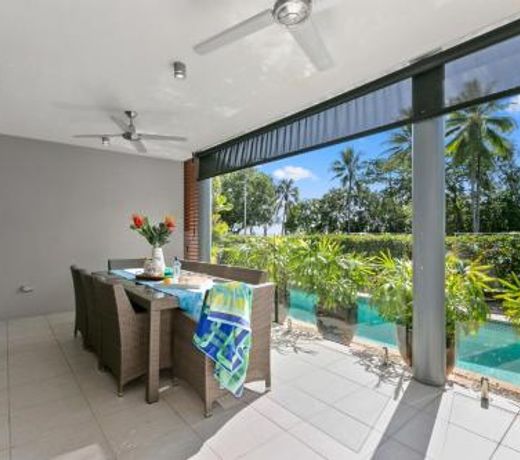 Belle Escapes Ground Floor Beachfront Apartment 15 minutes from Cairns City