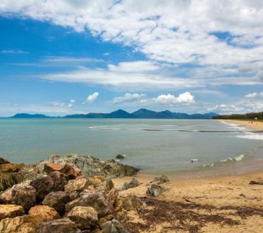 Belle Escapes Ground Floor Beachfront Apartment 15 minutes from Cairns City