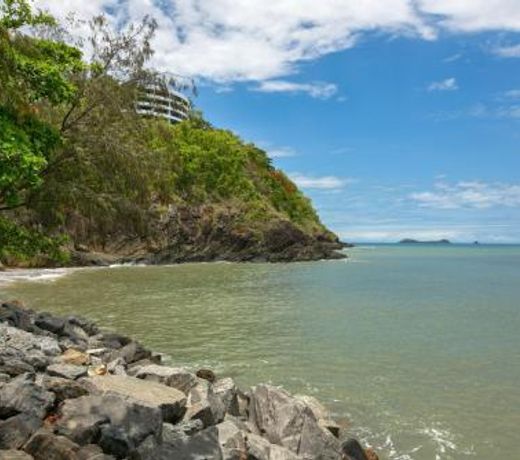 Belle Escapes Ground Floor Beachfront Apartment 15 minutes from Cairns City