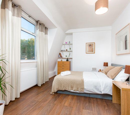 SIDNEY STREET - DELUXE GUEST ROOM 7