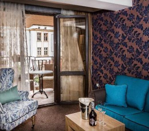 8 1/2 Art Guest House