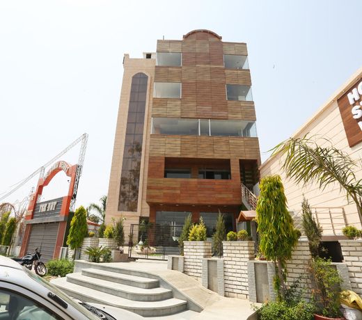 Capital O 35620 THE GOMTI RISE
