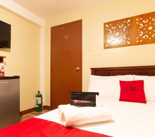 RedDoorz near PNR Espana Station