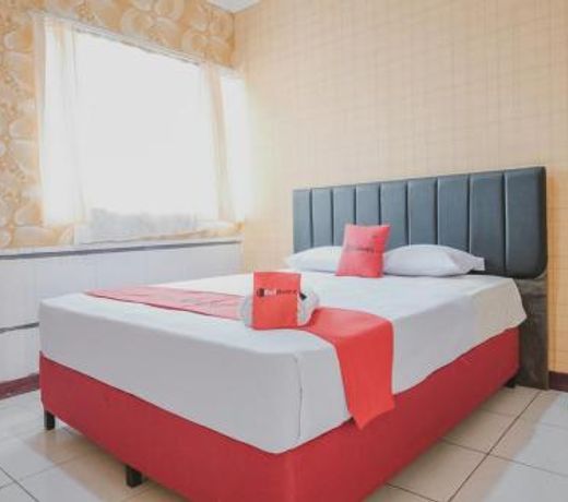 RedDoorz Plus near Istana Maimun Medan
