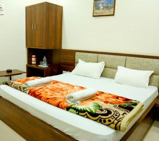 HOTEL BABYLON REGENCY, Opp Krishna Janmabhoomi Temple