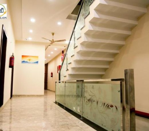 HOTEL BABYLON REGENCY, Opp Krishna Janmabhoomi Temple