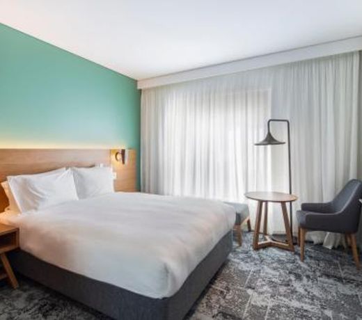 Holiday Inn Express & Suites Queenstown, an IHG Hotel