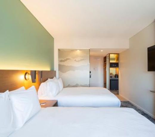 Holiday Inn Express & Suites Queenstown, an IHG Hotel
