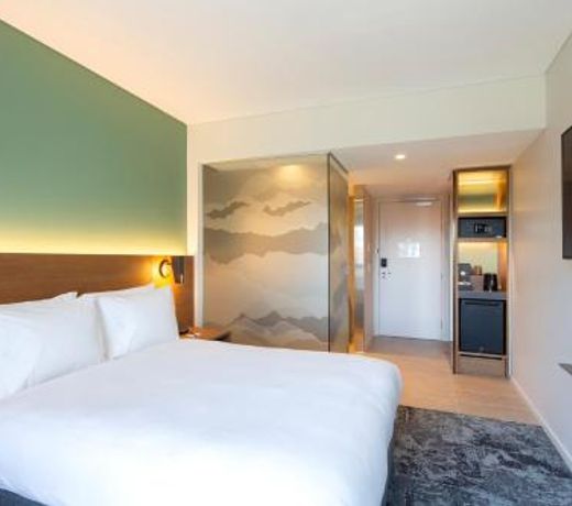 Holiday Inn Express & Suites Queenstown, an IHG Hotel