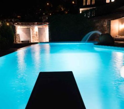 Tranquil Infinity Pool Getaway (private jacuzzi and steam bath, pool, garden, sea and city views)