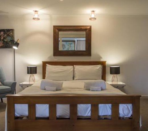 Cosy: shared spa pool and walk to town