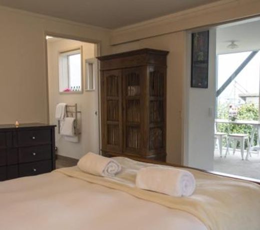 Cosy: shared spa pool and walk to town