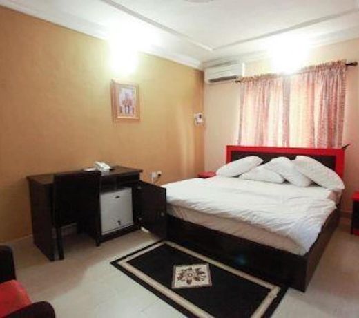 Carleton Hotel & Suites