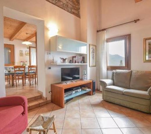 Amazing home in Lamon w/ 2 Bedrooms