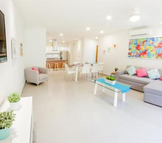 Bright-colored 2BR Condo at 38th by Happy Address