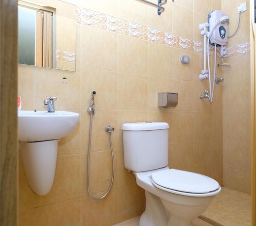 OYO 89352 Golden Terminal Lodge