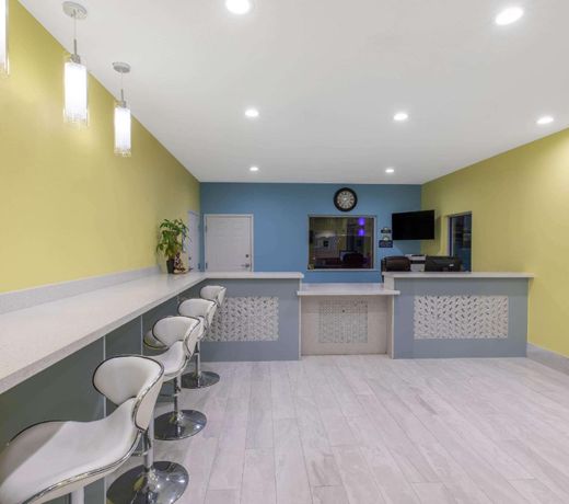Days Inn & Suites by Wyndham La Porte