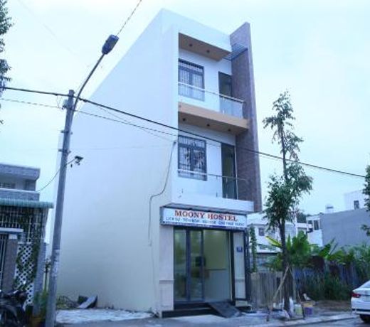 Moony hostel