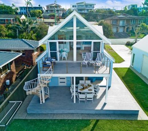 Middle Rock Beach House - Beach Front, Lake Cathie