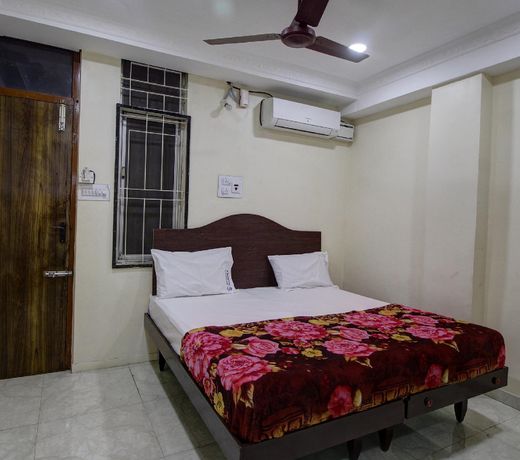 SPOT ON 42738 Thangam Lodge