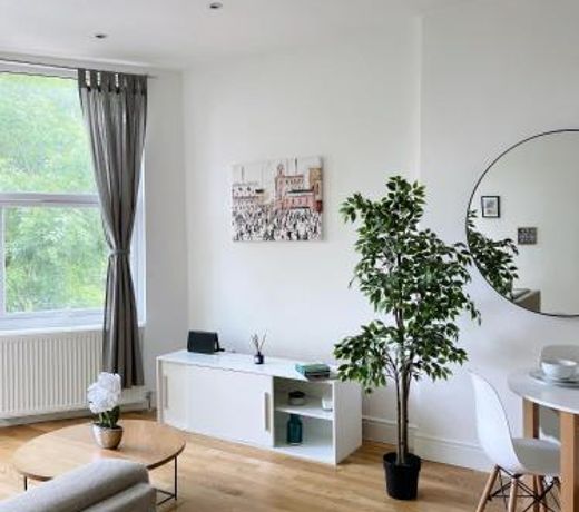 Modern and light 2 bed flat in SW2