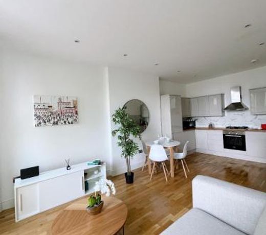 Modern and light 2 bed flat in SW2