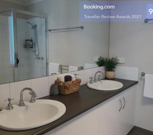 Luxury 4BR Home with KING Bed Lakes Entrance