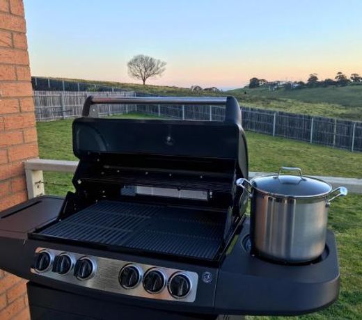 Luxury 4BR Home with KING Bed Lakes Entrance