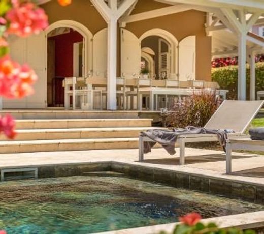 Hameau Cerisier piscine et vue mer