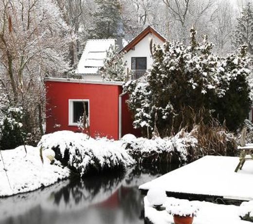 HAUS MIT KUNST ZWISCHEN WALD UND SEE