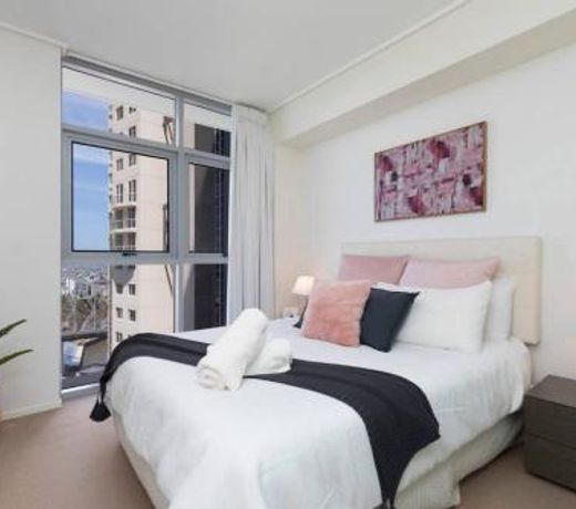 SK2 - CHARMING Skyline CBD w River Views 3 BR Private Apartment