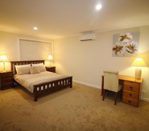Silver House - Melbourne Airport Accommodation