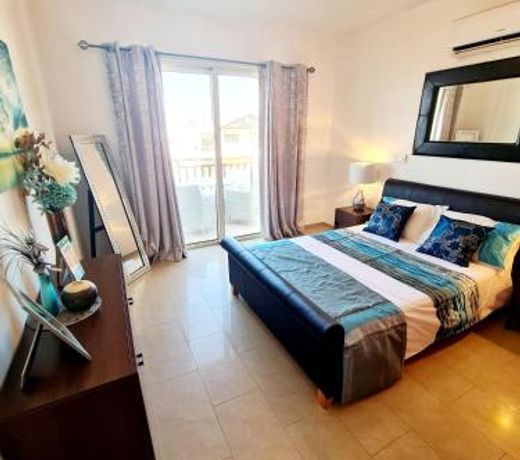 Stunning apartment C106 with balcony looking over pool