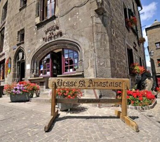 Grande maison dans la cite medievale de Besse
