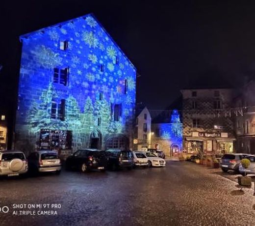 Grande maison dans la cite medievale de Besse