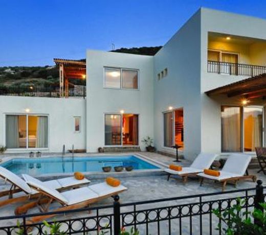 Spacious villa with private pool and sea view, just 150 meters from the sea